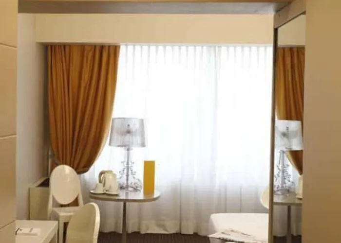 Blaise & Francis Hotel
